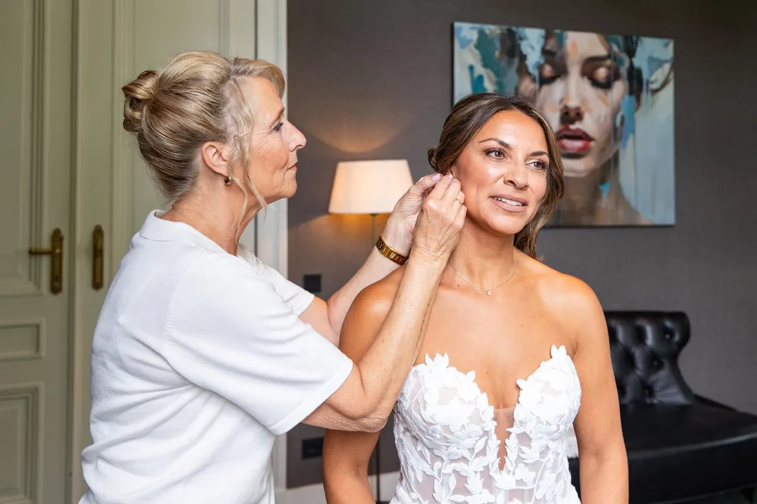 Monique helpt een bruid met de laatste details